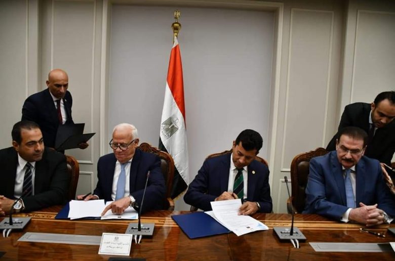 وزير الشباب ومحافظ بورسعيد يوقعان عقد تدشين إستاد المصري الجديد