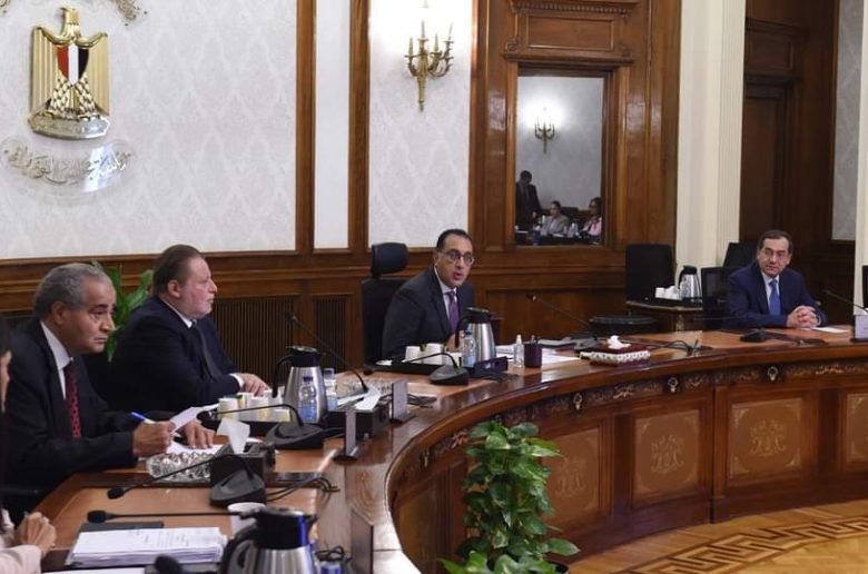 رئيس الوزراء يؤكد استمرار التعاون والتنسيق مع البنك المركزي لمواجهة الظروف العالمية الراهنة