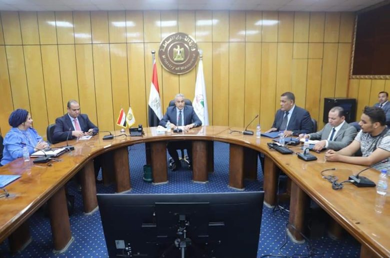 وزير القوى العاملة يسلم تعويضات لأسر من «العمالة غير المنتظمة» بـ8 محافظات