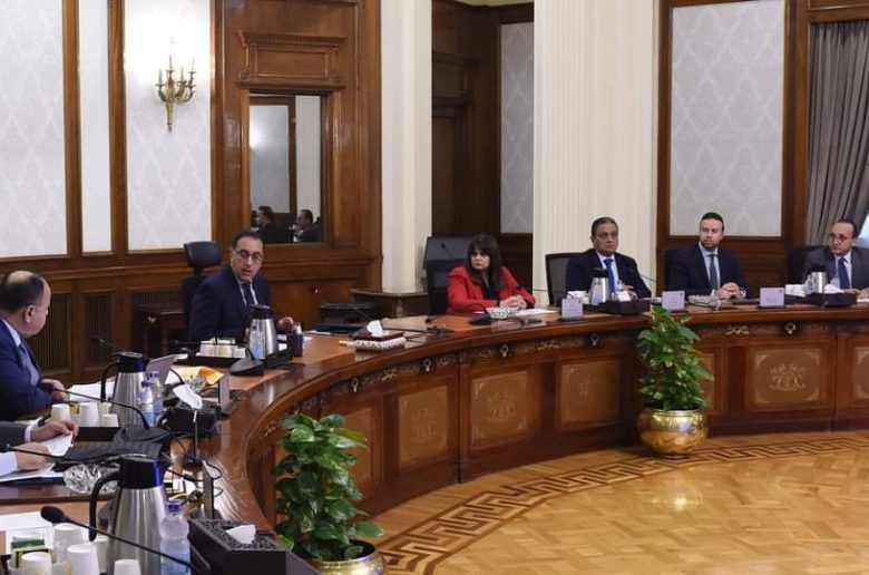 رئيس الوزراء يعقد اجتماعاً لبحث سبل تحفيز استثمارات المصريين في الخارج