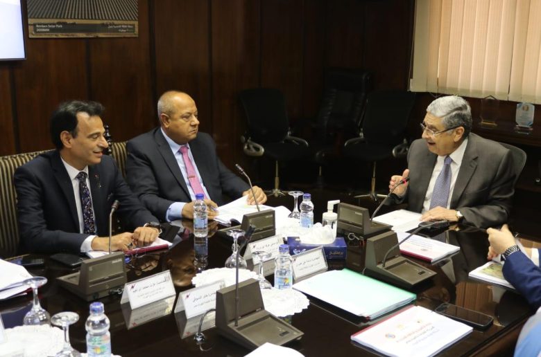 وزير الكهرباء خلال اجتماع الشركة