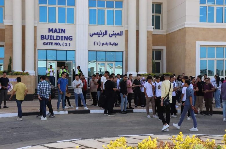 وزير التعليم العالي يتابع انتظام الدراسة بجامعة المنصورة الأهلية