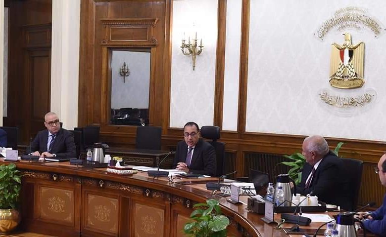 رئيس الوزراء يتابع العمل بمشروعات المياه والصرف الصحي بالوادي الجديد