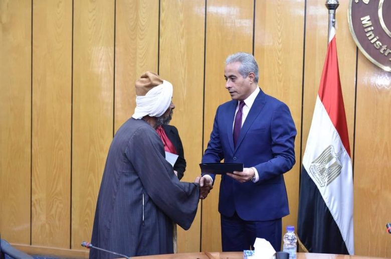 وزير القوى العاملة يسلم تعويضات أسر «العمالة غير المنتظمة» في ٤ محافظات