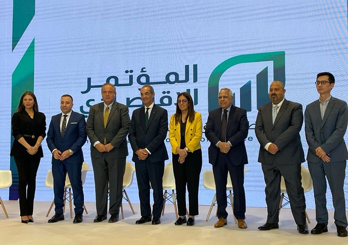 الدكتور عمرو طلعت وزير الاتصالات يتوسط المشاركين بالجلسة