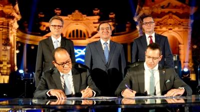 جانب من مراسم التوقيع