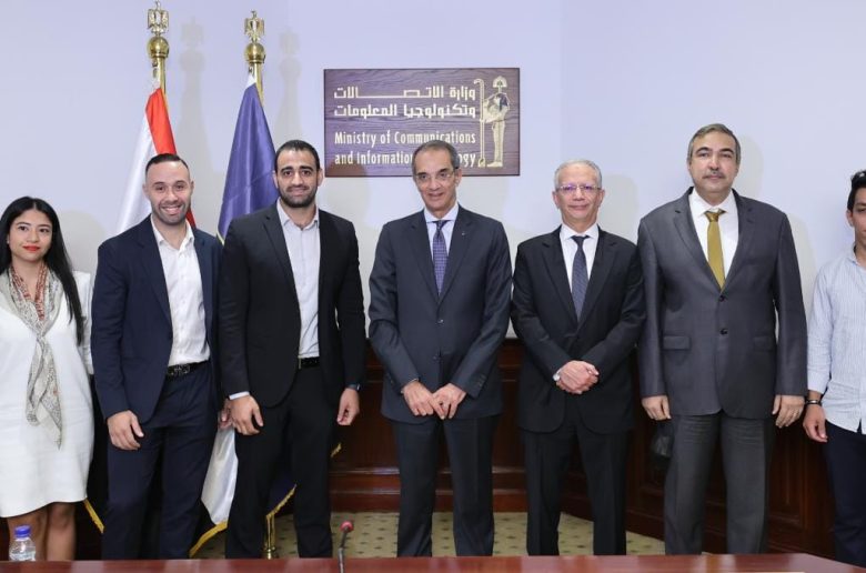 وزير الاتصالات يتوسط قيادات شركة