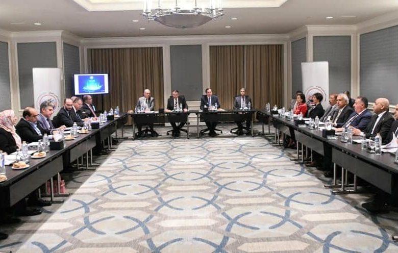 وزير البترول خلال الاجتماع