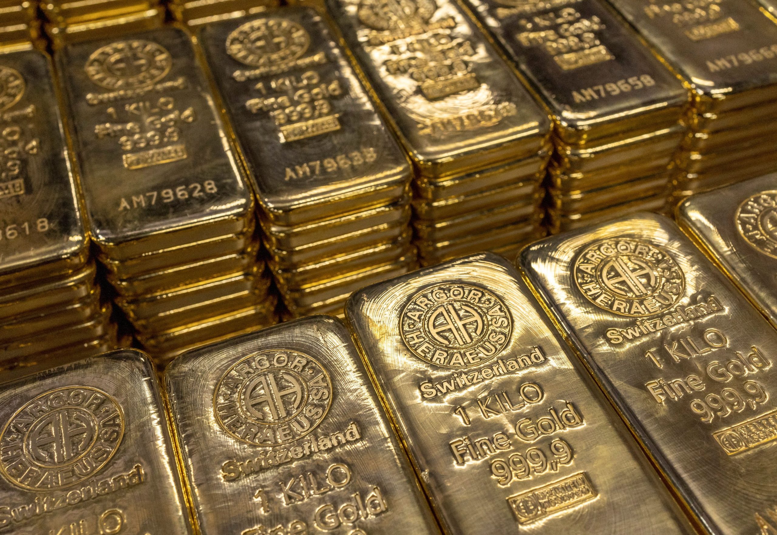 أسعار الذهب ترتفع وسط بيانات أمريكية ضعيفة لكنها تستعد لخسائر أسبوعية حادة 