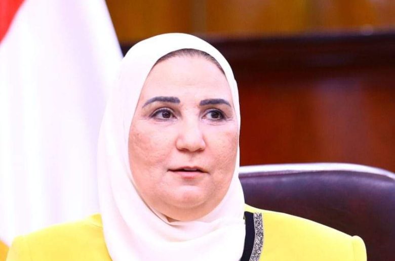 وزيرة التضامن توجه بصرف مساعدات عاجلة لأسر ضحايا حادث تصادم سيارتين بالطريق الصحراوي