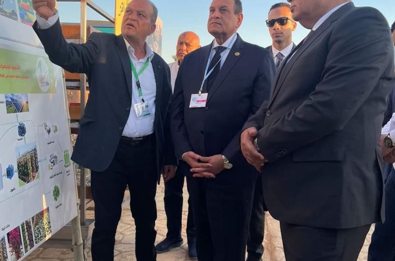 وزير التنمية المحلية يتفقد جناح الوادي الجديد بالمنطقة الخضراء بشرم الشيخ