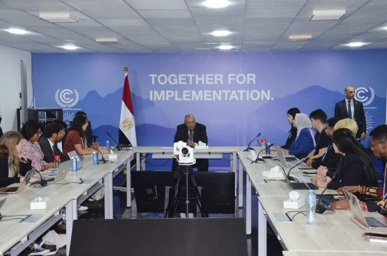 وزير الخارجية يعقد حواراً مع ممثلي دائرة الشباب بمؤتمر المناخ COP27