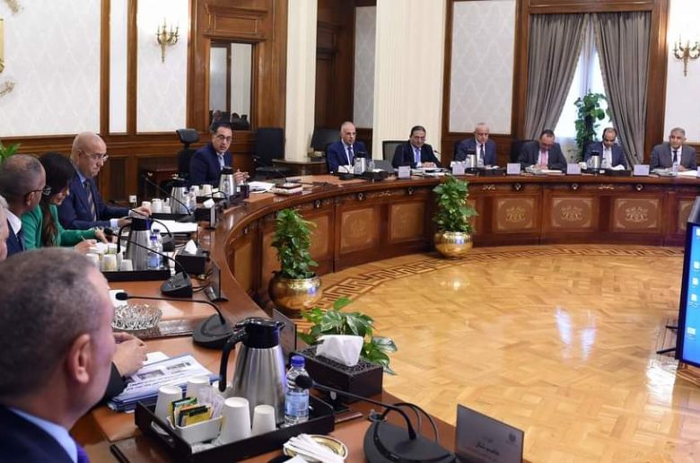 رئيس الوزراء يتابع تنفيذ مشروعات تحلية المياه ومعالجة الصرف الصحي