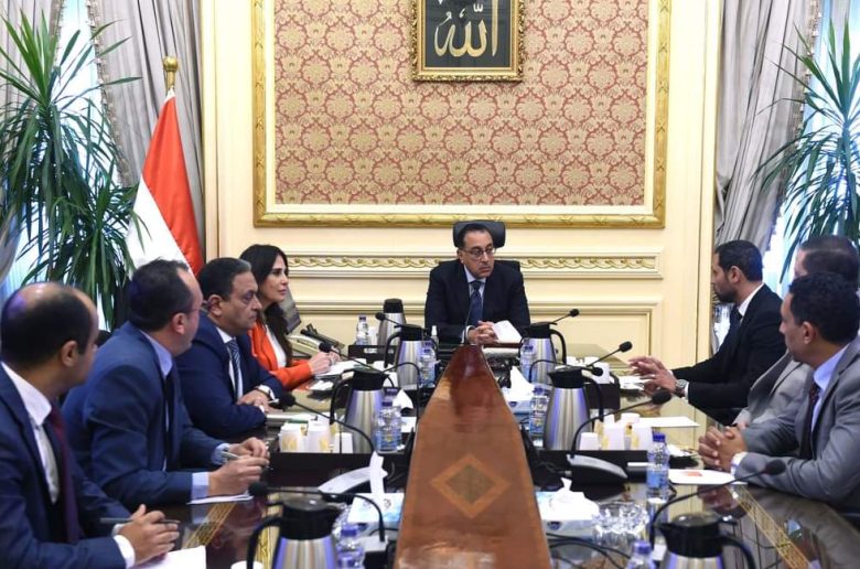 رئيس الوزراء يجتمع بممثلي الشركة المُشاركة يتصنيع الكرة الرسمية لمونديال 2022