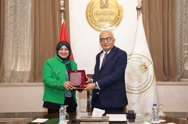 وزير التعليم يلتقى عدد من طلاب بني مزار  بالمنيا ضمن مبادرة «حوار مع الكبار»