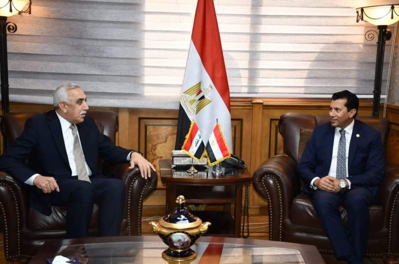 وزير الشباب يلتقي سفير العراق ويتسلم دعوة حضور «خليجي 25»