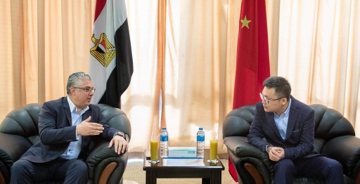 صورة بين الجانبين