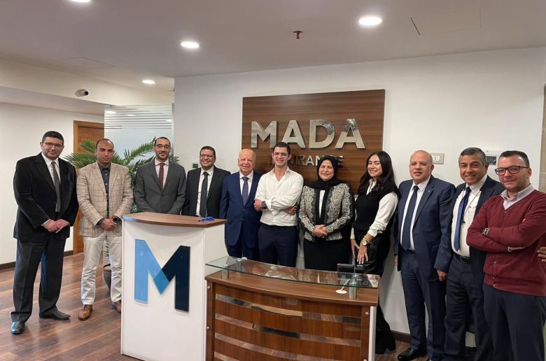 المهندس عبد الرحمن السويدي رئيس مجلس الادارة ونائبه عزيز عبد الجواد وعالية حلمي العضو المنتدب وبعض العاملين