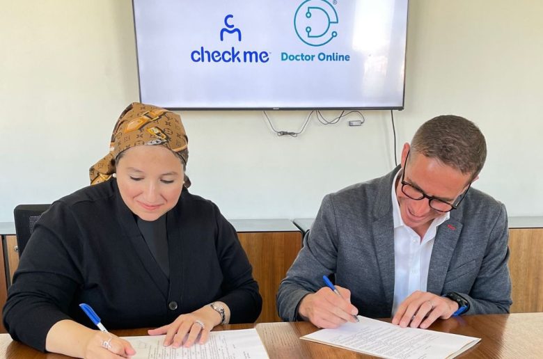 جانب من توقيع الاتفاقية