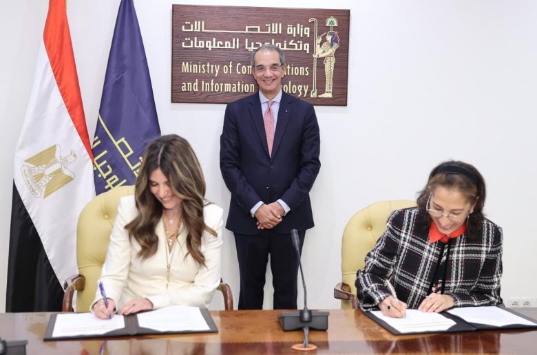 جانب من التوقيع