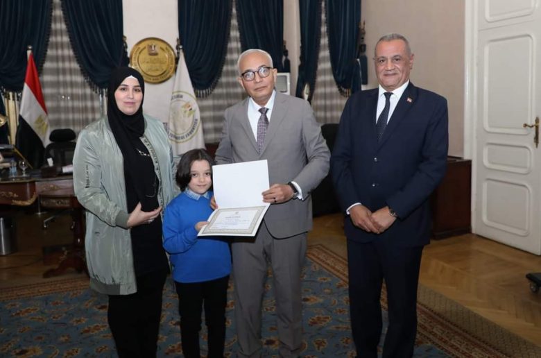 وزير التعليم يكرم الطالب الحاصل على المركز الأول عالميا في مسابقة الحساب الذهني بتايوان