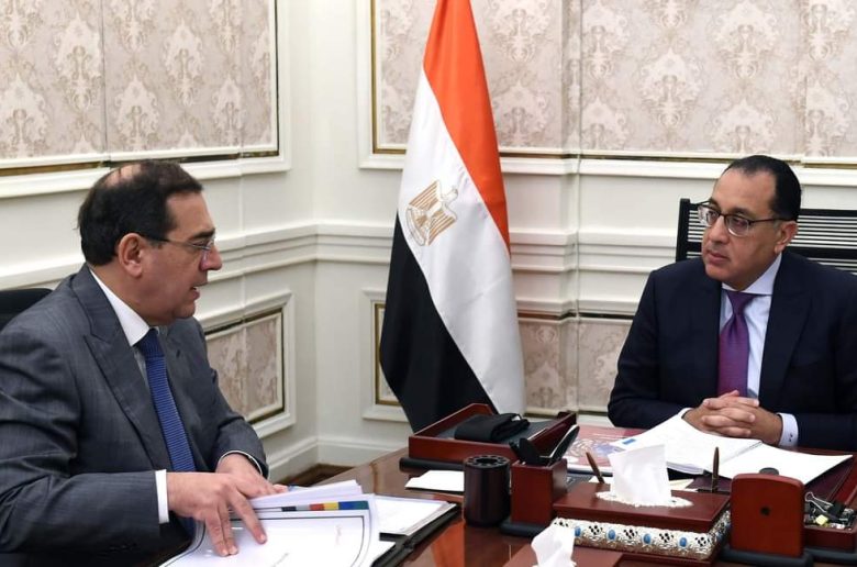 رئيس الوزراء يتابع مع وزير البترول عددا من ملفات عمل الوزارة