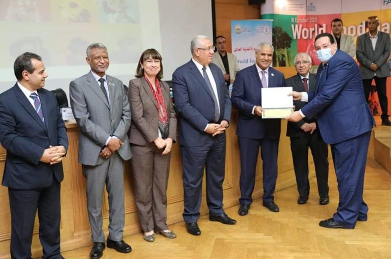 وزير الزراعة يستعرض تقرير عن الحماية المجتمعية لصغار المزارعين