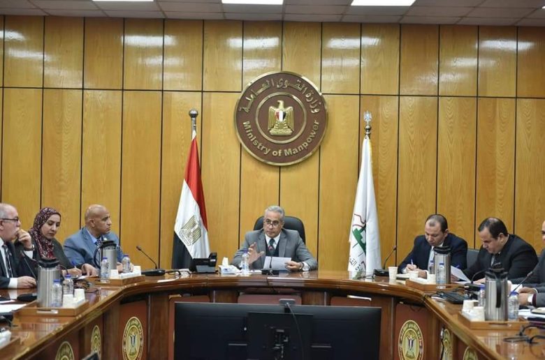 وزير القوى العاملة يتسلم حصر مبدئي بأعداد المنشأت ونسبة استيفاء الـ5%