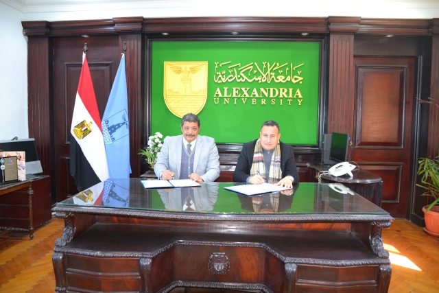 جانب من توقيع الاتفاقية