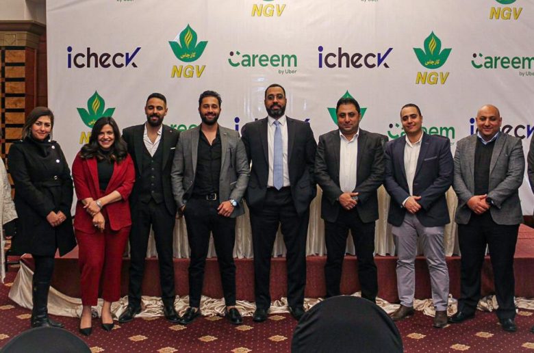 جانب من توفيع الاتفاقية