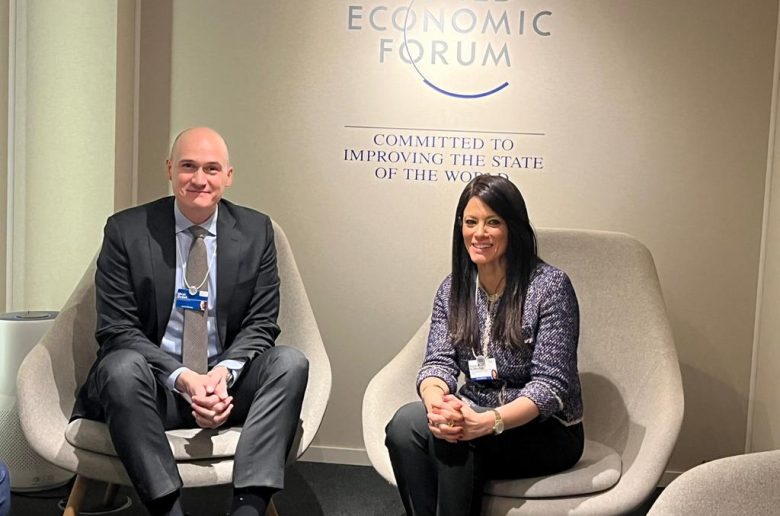 وزيرة التعاون الدولي مع رئيس منتدى الاقتصادي العالمي