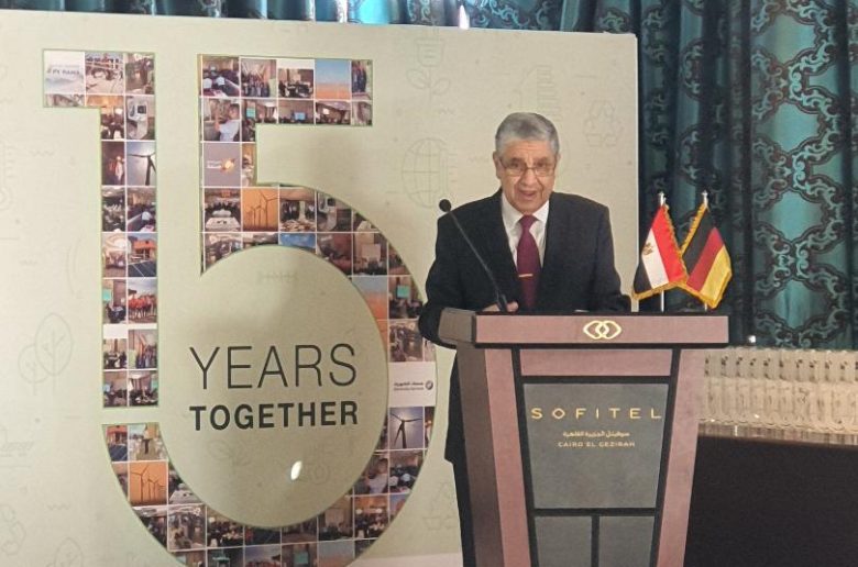 وزير الكهرباء خلال الاحتفالية