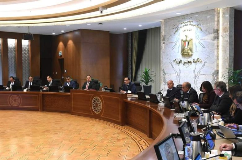 رئيس الوزراء يوجه بتشكيل مجموعة عمل لبحث آليات تحويل السيارات للعمل بالكهرباء