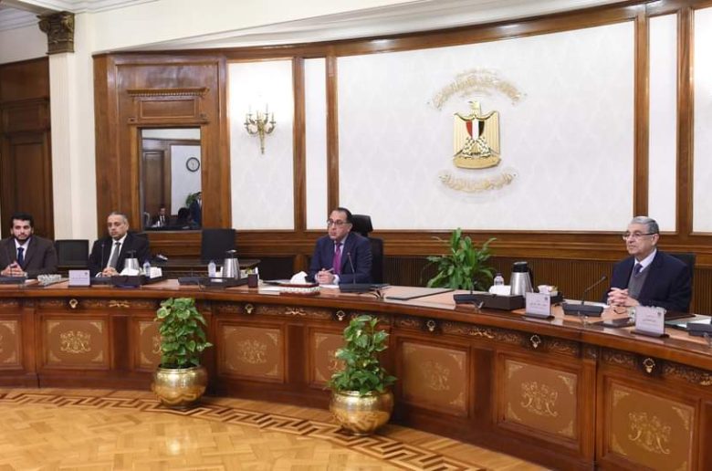 رئيس الوزراء يبحث فرص توطين صناعة مكونات مشروعات الكهرباء