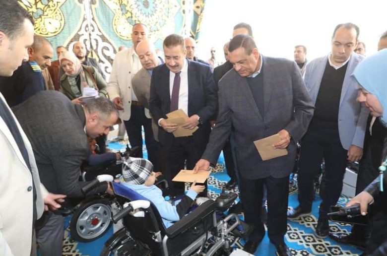 وزير التنمية المحلية ومحافظ المنوفية يسلمان كراسي كهربائية لذوي الهمم