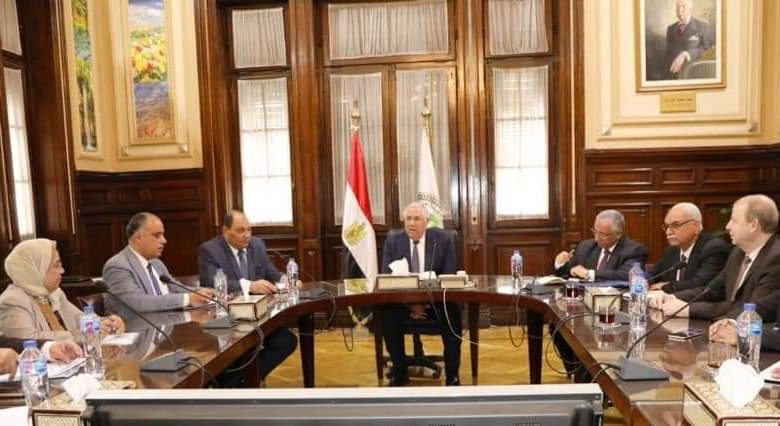 وزير الزراعة يتابع تفعيل الزراعة التعاقدية وحصر مساحات القمح