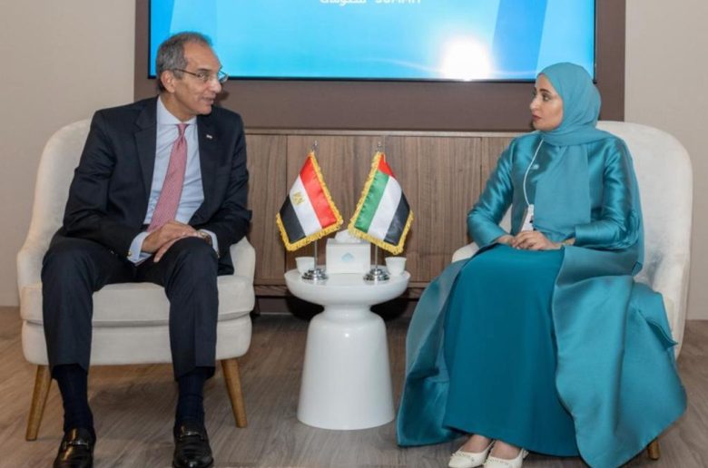 وزير الاتصالات يعقد مباحثات مع وزيرة الدولة للتطوير الحكومى بالإمارات لتعزيز التعاون