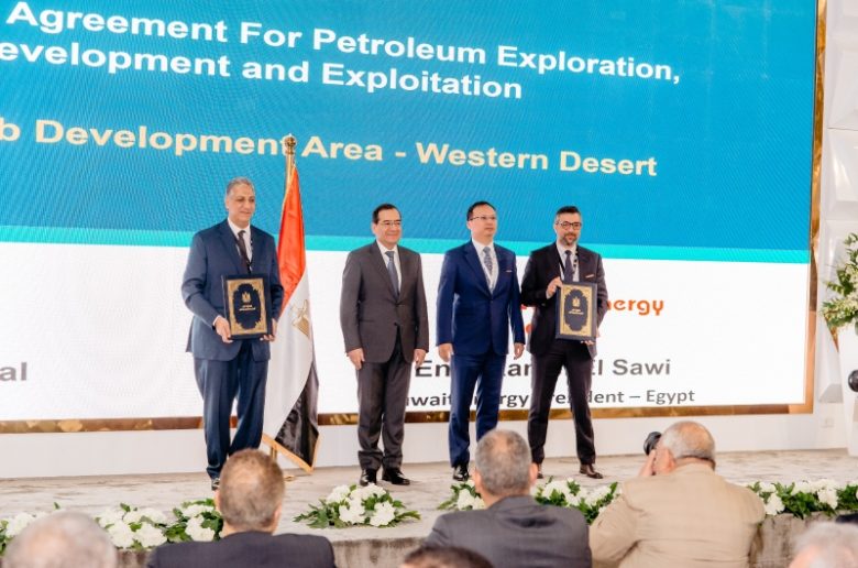 جانب من التوقيع