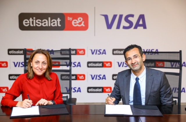 جانب من توقيع الاتفاقية