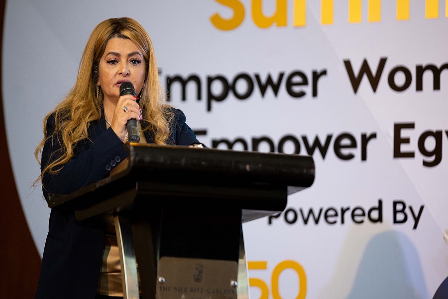 الإعلامية دينا عبد الفتاح رئيس ومؤسس منتدى الخمسين سيدة