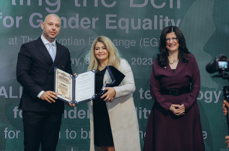 البورصة المصرية تكرم الإعلامية دينا عبد الفتاح على هامش اليوم العالمي للمرأة