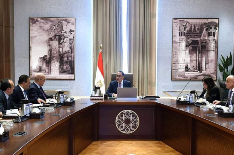 رئيس الوزراء يراجع موقف إجراءات وقواعد تحصيل مستحقات الدولة وتقنين أوضاع الأراضي