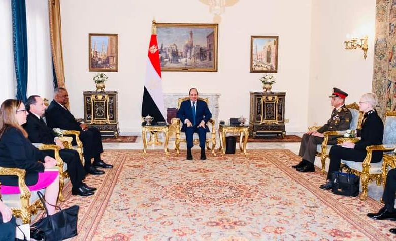 الرئيس السيسي يبحث تعزيز السلم والاستقرار الإقليمي والدولي مع وزير الدفاع الأمريكي