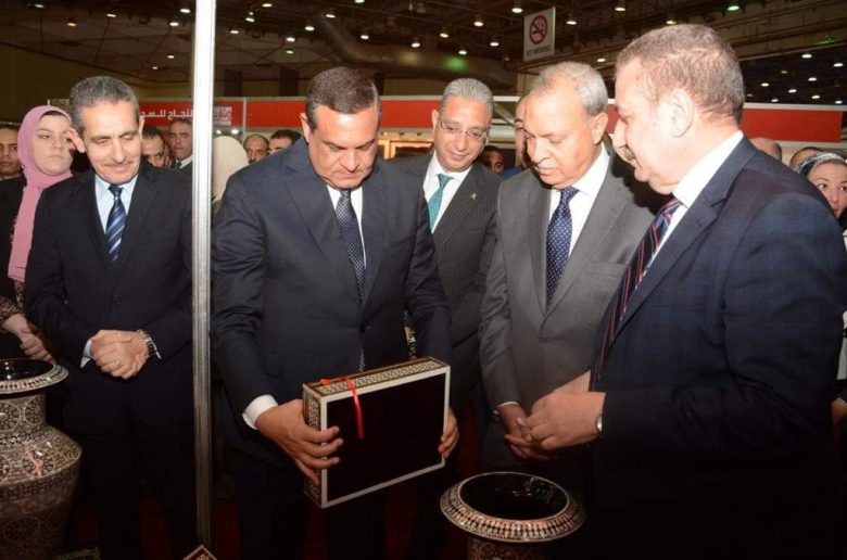 وزيرا التنمية المحلية والبيئة يفتتحان جناح «أيادي مصر» بمعرض القاهرة الدولي