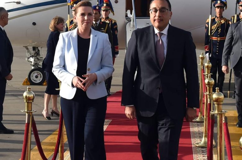 رئيس الوزراء يستقبل رئيسة وزراء الدنمارك بمطار القاهرة