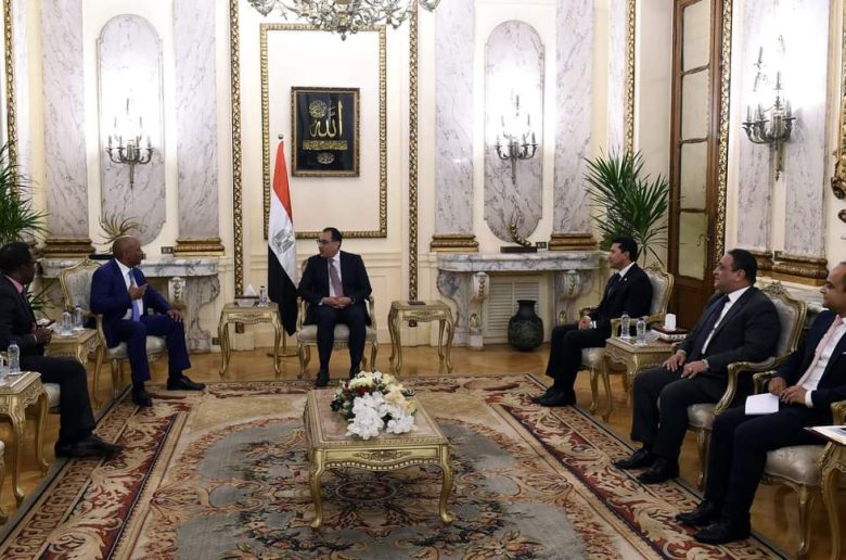 رئيس الوزراء يلتقي رئيس «الكاف» لاستعراض سبل دعم كرة القدم الإفريقية