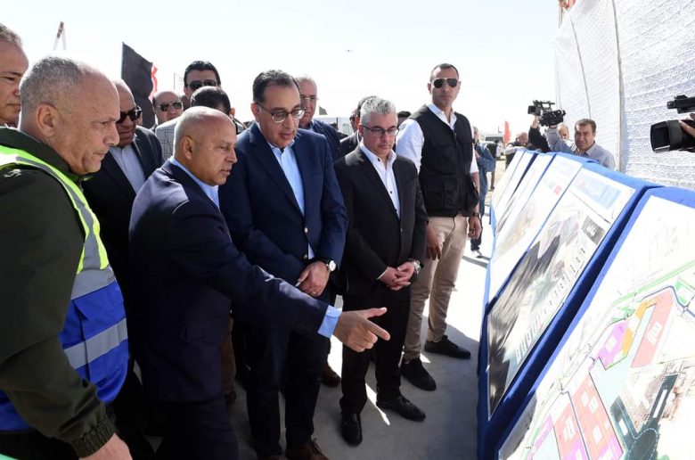 رئيس الوزراء يتابع أعمال إنشاء الأحواض والسكك الحديدية والطرق داخل ميناء السخنة