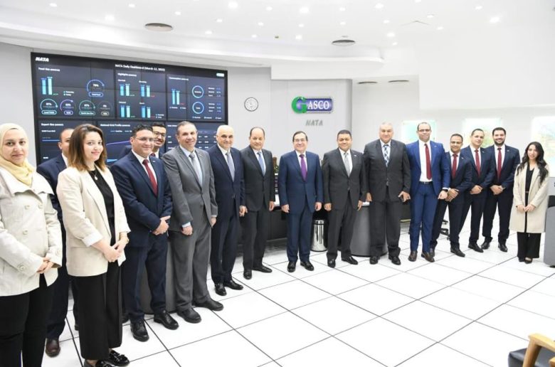 وزير البترول خلال تفقد مركز التحكم