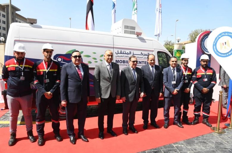 وزير البترول خلال الافتتاح