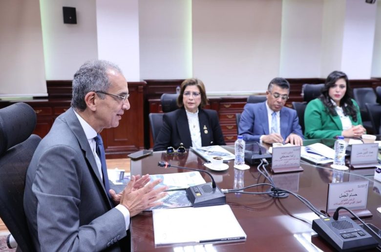 وزير الاتصالات يجتمع بأعضاء لجنة حماية حقوق المستخدمين